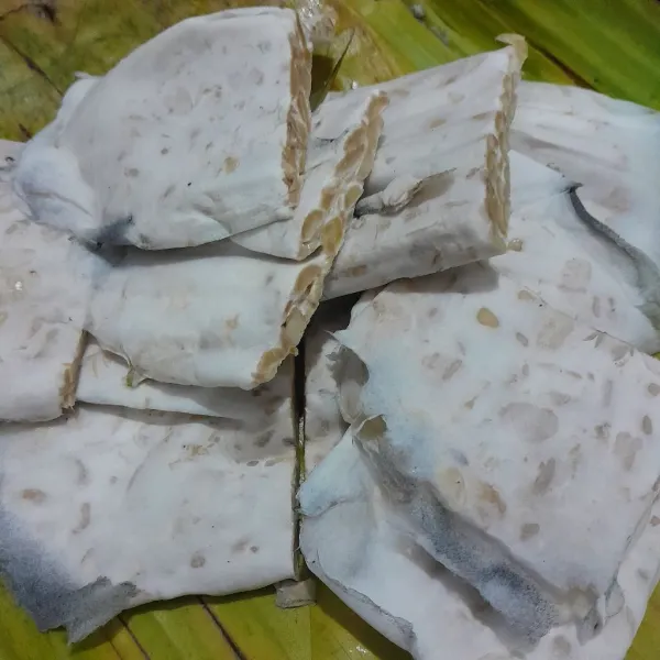 Potong dua tempe tipis