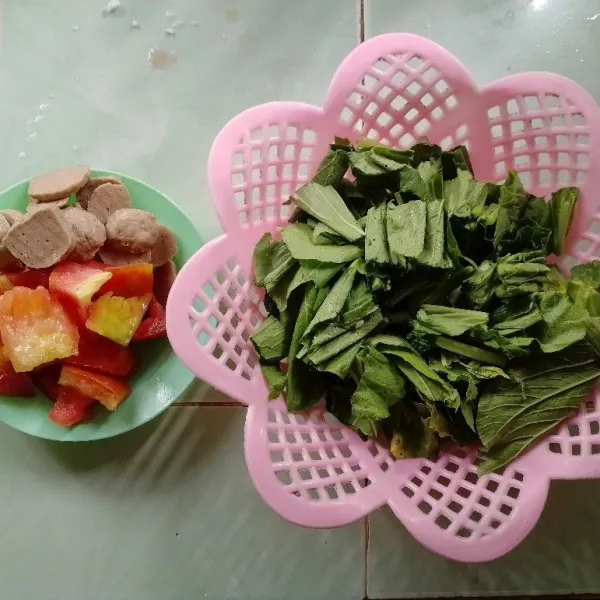 Siapkan semua bahan dan potong semua bahan sesuai selera