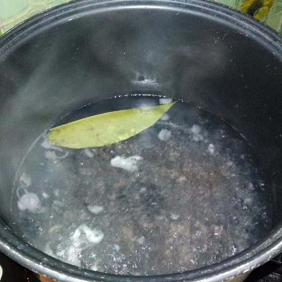 Rebus air dan daun salam.