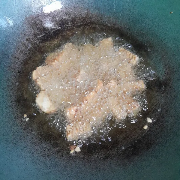 Potong-potong tempe goreng sampai kering