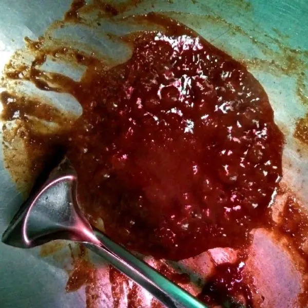 Setelah sambal mengental, masukkan kecap manis dan aduk rata. Jangan lupa untuk koreksi rasa.