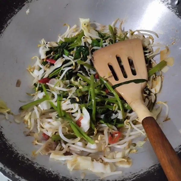 Bumbui dengan saus tiram, garam, dan kaldu bubuk. Aduk rata dan jangan lupa untuk tes rasa.