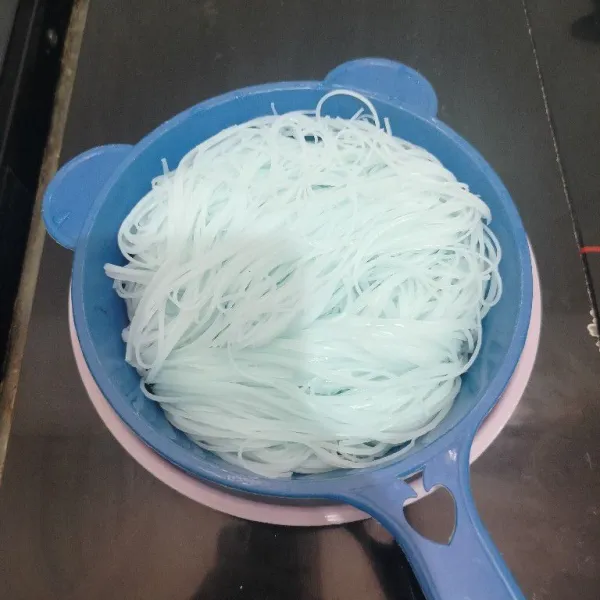 Rendam sohun dengan air hangat hingga mengembang, lalu tiriskan dan potong-potong.