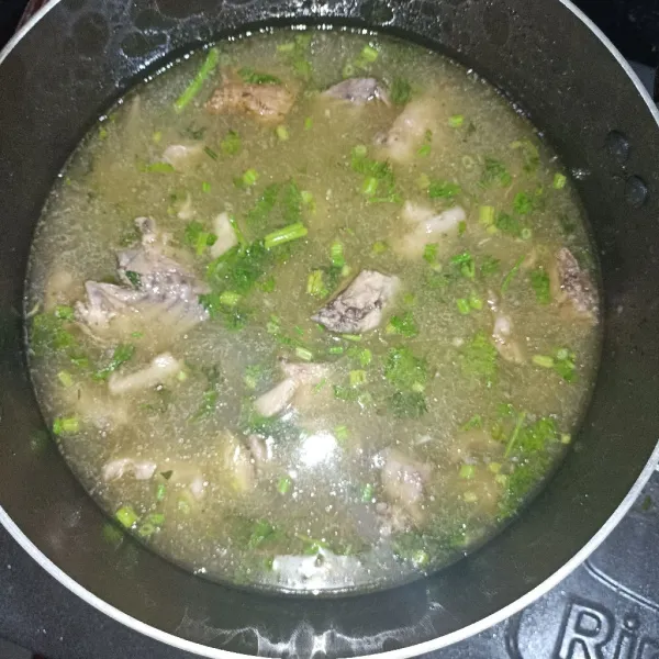 Masukkan bumbu dan daun seledri, lalu bumbui dengan kaldu sapi dan garam.