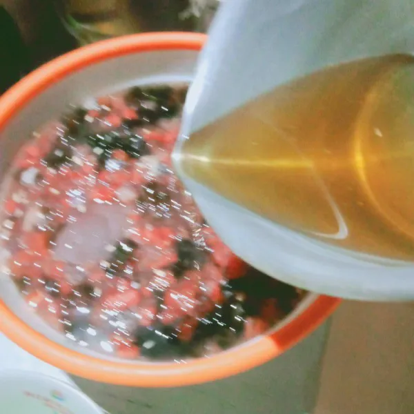 Tuangkan larutan gula ke dalam wadah yang berisi potongan buah, lalu tambahkan air perasan jeruk nipis dan aduk sampai rata. Jangan lupa untuk koreksi rasa.