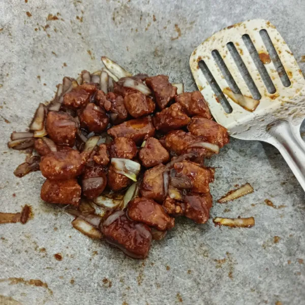 Masukkan ayam yang sudah di goreng sebelumnya, lalu aduk sampai rata dan jangan lupa untuk koreksi rasa. Masak sebentar hingga bumbu meresap.