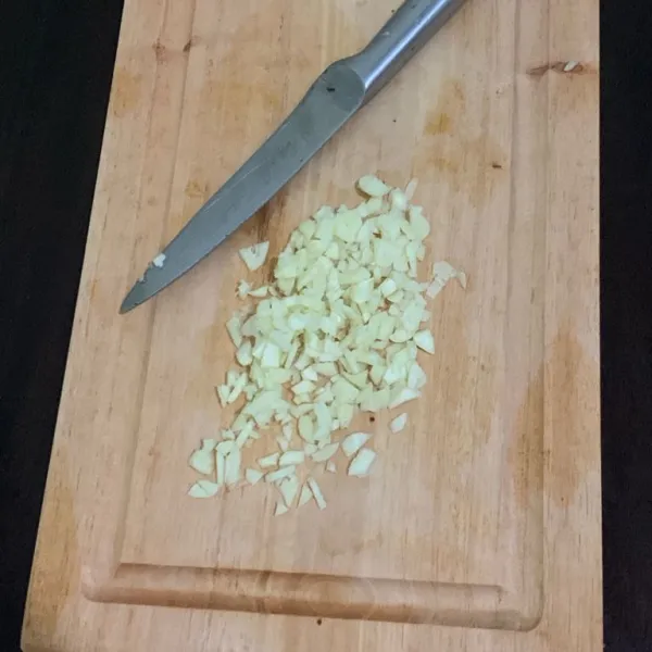 Cincang halus bawang putih.