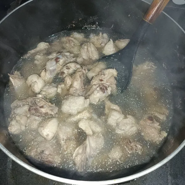 Potong-potong ayam menjadi bagian kecil, lalu cuci sampai bersih dan rebus ayam hingga matang. Tambahkan jahe yang sudah digeprek.