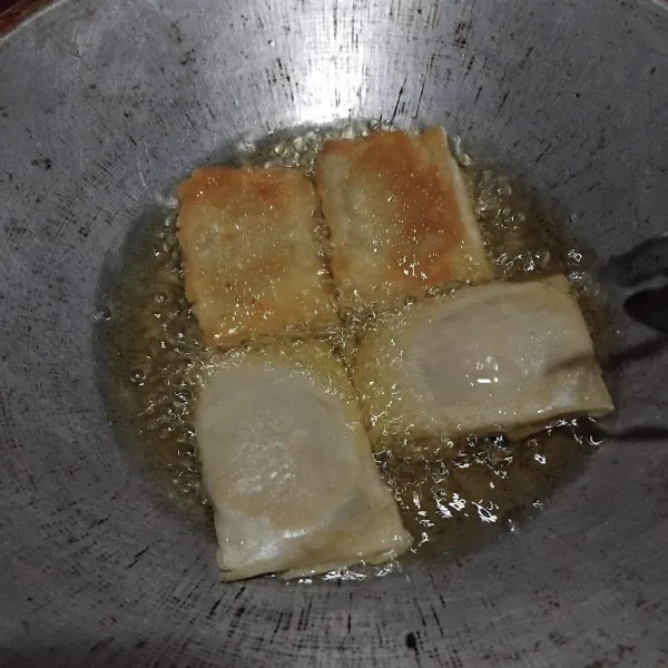 Tunggu dingin, lalu goreng hingga berubah warna menjadi cokelat keemasan. Sajikan dengan sambal cocolan.