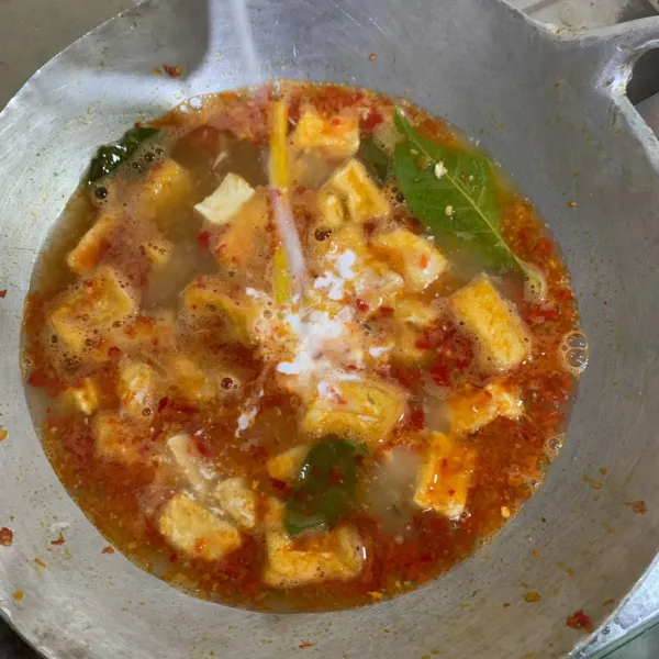 Masukan tahu, santan, kaldu bubuk, garam, gula pasir, lada bubuk, dan sedikit kunyit. Aduk rata dan jangan lupa untuk cek rasa.