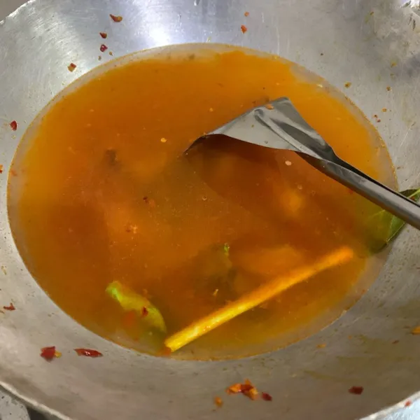 Tuangkan air, lalu tunggu sampai mendidih.