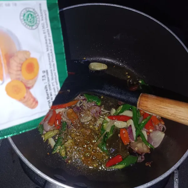 Masukkan sedikit kunyit bubuk dan tuangkan 600 ml air.