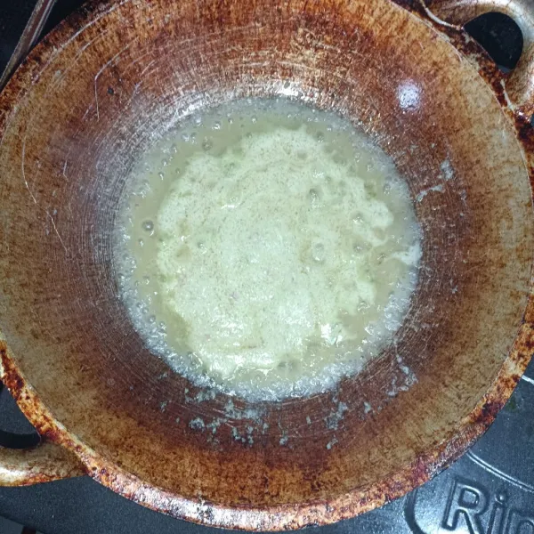 Tumis semua bumbu hingga matang dan harum.