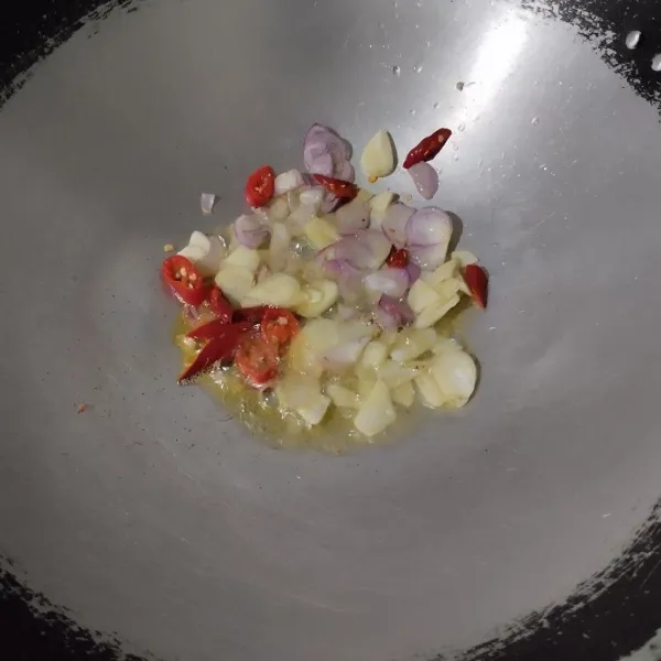 Tumis bawang merah, bawang putih, dan cabe hingga harum.