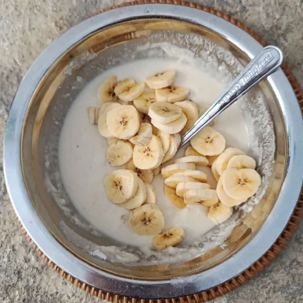 Campurkan pisang dengan adonan tepung. Aduk rata.