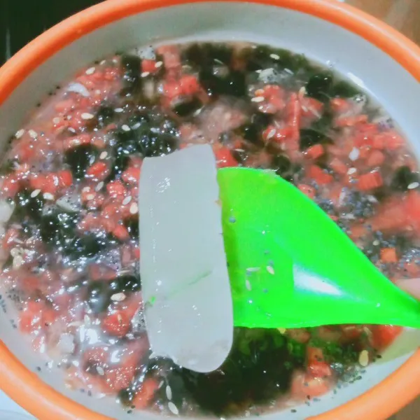 Masukkan es batu dan susu kental manis. Aduk rata.