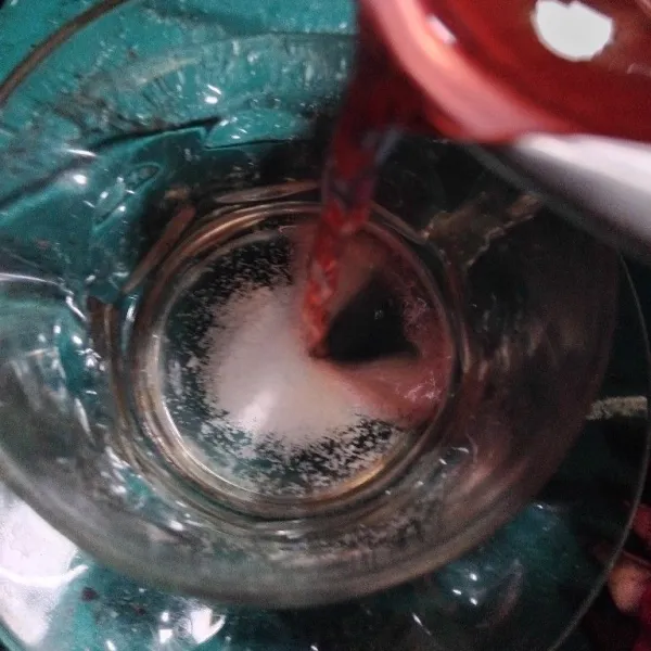 Tuangkan air secang ke dalam gelas berisikan gula 0 kalori.