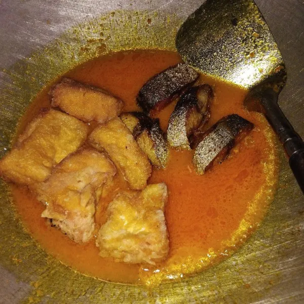 Masak hingga bumbu meresap dan jangan lupa untuk cek rasa.