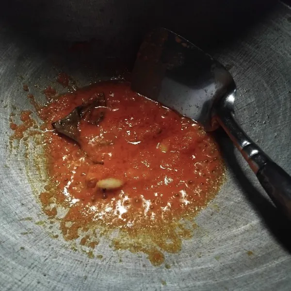 Tumis ketumbar bubuk, kemiri, kunyit, jahe, cabe merah, bawang merah, dan bawang putih sebagai bumbu halus, lalu tambahkan daun salam dan lengkuas hingga wangi dan matang.