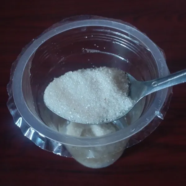 Masukkan gula pasir dalam gelas.