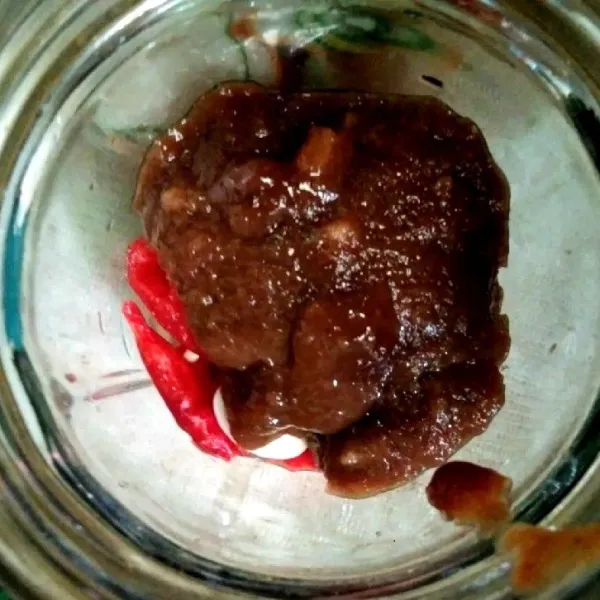 Masukkan cabe rawit, bawang putih, dan petis udang ke dalam blender, lalu tuangkan air secukupnya dan haluskan.