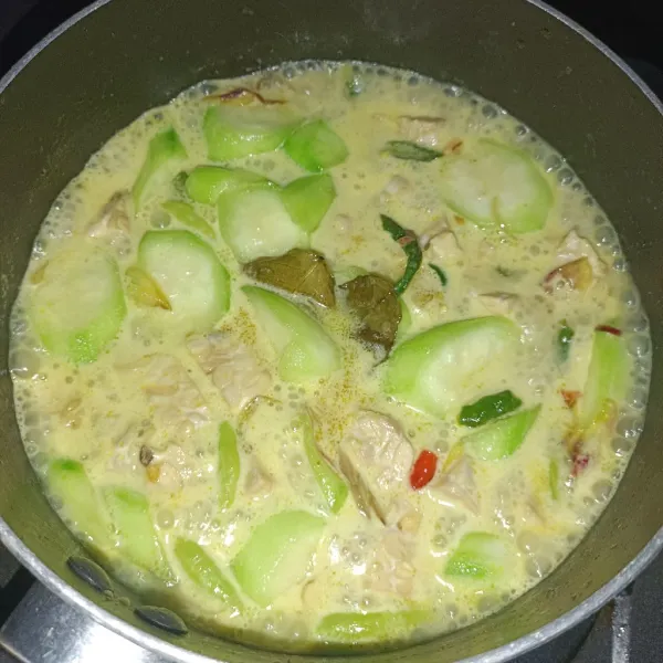 Masak hingga mendidih dan jangan lupa untuk koreksi rasa.