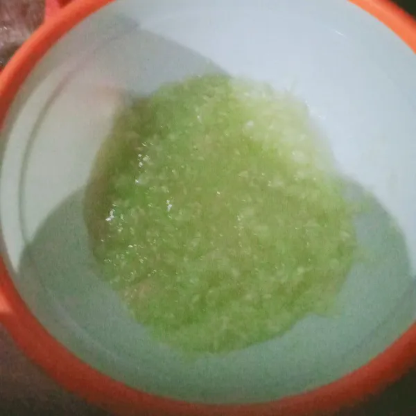 Kupas timun, lalu cuci sampai bersih dan blender hingga halus.