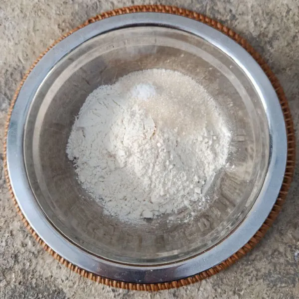 Masukkan tepung terigu, gula pasir, dan garam. Aduk rata.