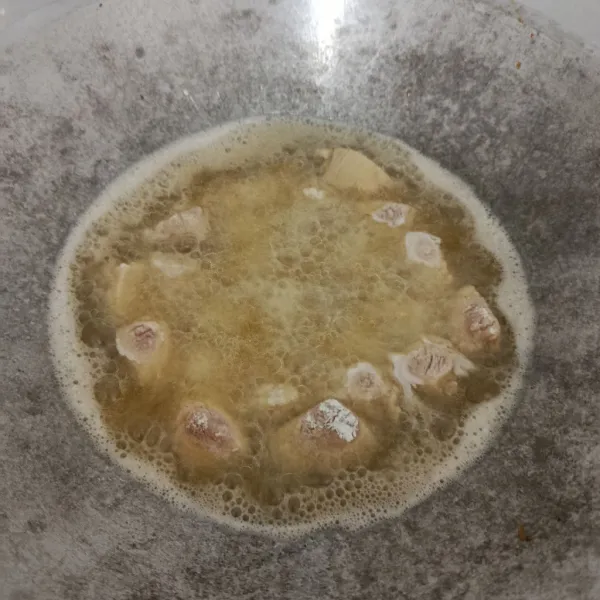 Goreng ayam hingga matang dan kecokelatan. Jika sudah matang, angkat dan tiriskan.
