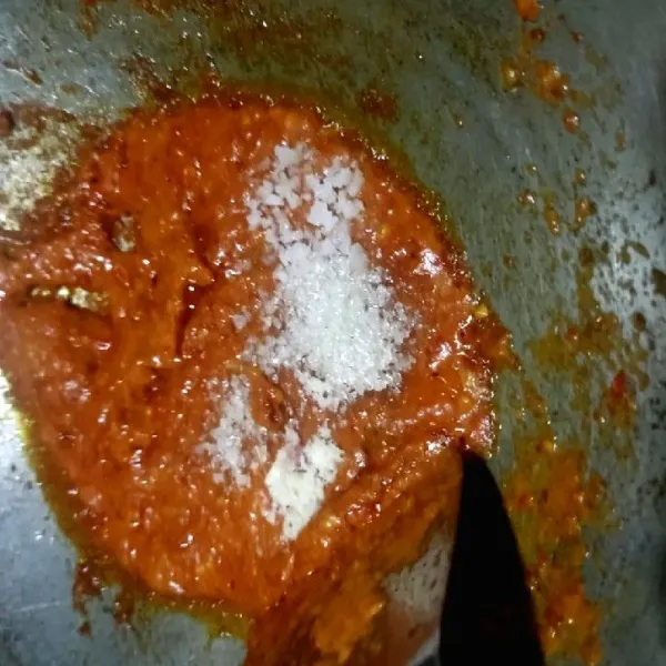 Bumbui dengan garam, gula pasir, dan penyedap rasa. Aduk rata.
