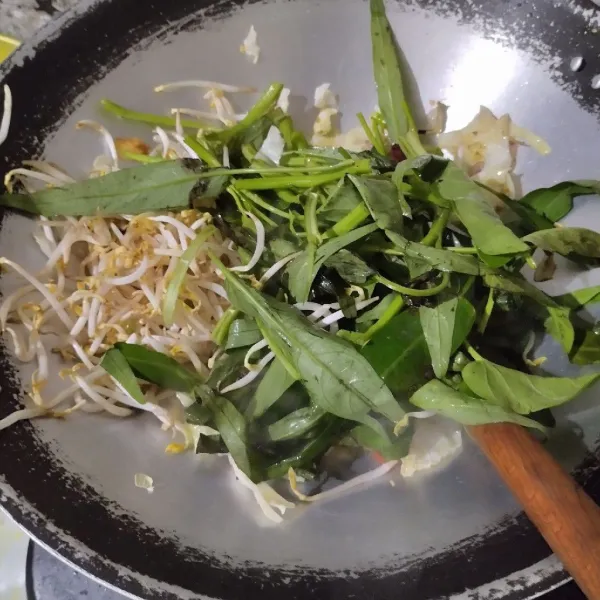 Tambahkan kangkung dan tauge.
