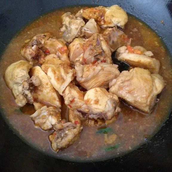 Masak sampai kuah menyusut. Angkat dan hidangkan.