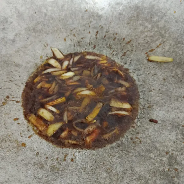 Tambahkan minyak wijen, air, kecap manis, saus tiram, garam, dan saus ekstra pedas. Aduk rata.