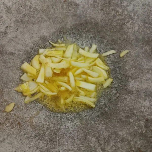 Lelehkan mentega, lalu tumis bawang bombay hingga wangi.
