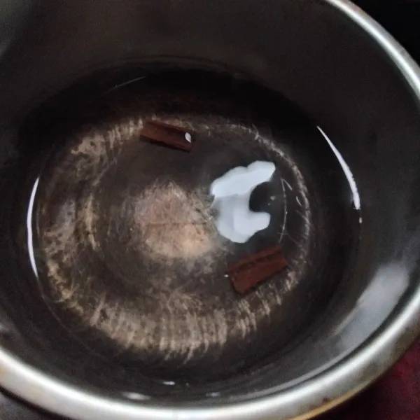 Didihkan air, lalu masukkan kayu manis dan biarkan hingga aromanya keluar.