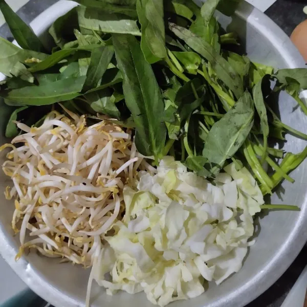 Cuci bersih sayuran, lalu iris kubis beserta dengan kangkung dan siapkan tauge.