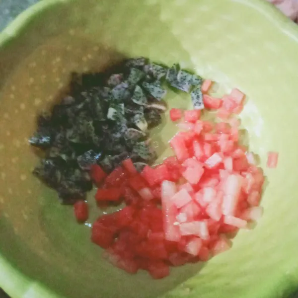 Potong potong buah naga dan semangka sesuai selera.