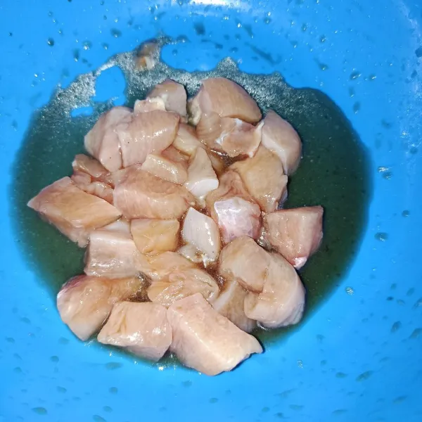 Potong-potong ayam sesuai selera, lalu cuci bersih ayam dan marinasi ayam dengan kecap asin, minyak wijen, saus tiram, dan merica bubuk. Aduk rata dan marinasi selama 1 jam.