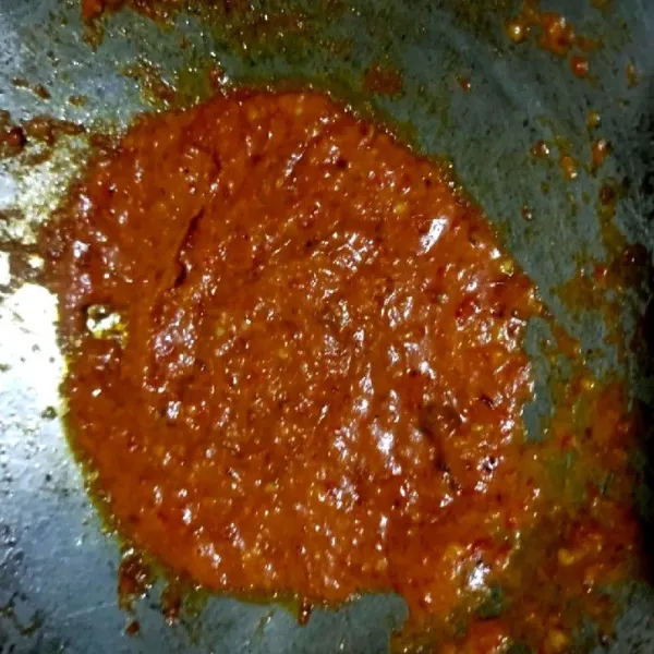 Panaskan minyak, lalu tumis bahan sambal sambil di aduk rata.