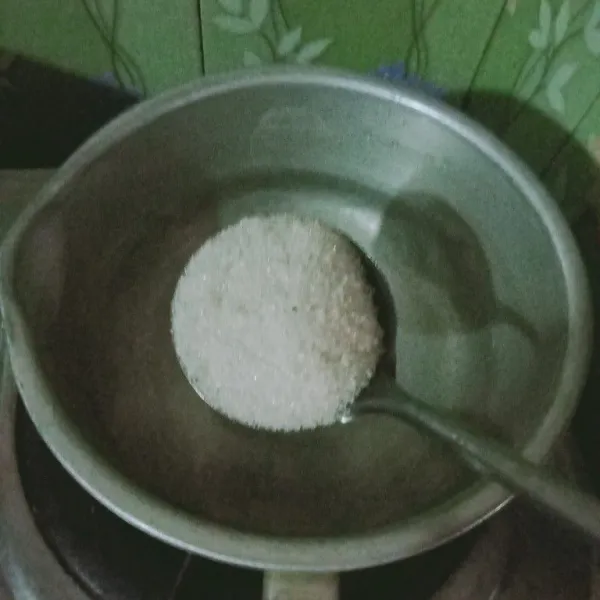 Rebus air, lalu masukkan gula pasir dan masak hingga gula larut. Angkat dan dinginkan.