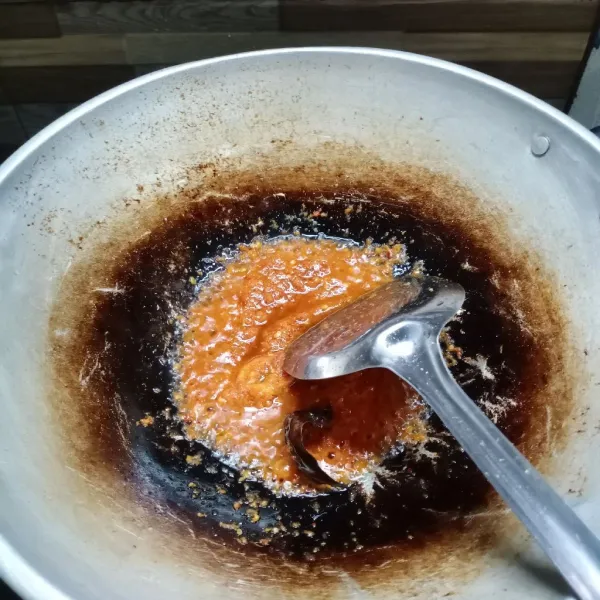 Tumis cabe rawit, cabe merah keriting, bawang merah, dan bawang putih sebagai bumbu halus, lalu tambahkan daun salam sampai harum dan matang.