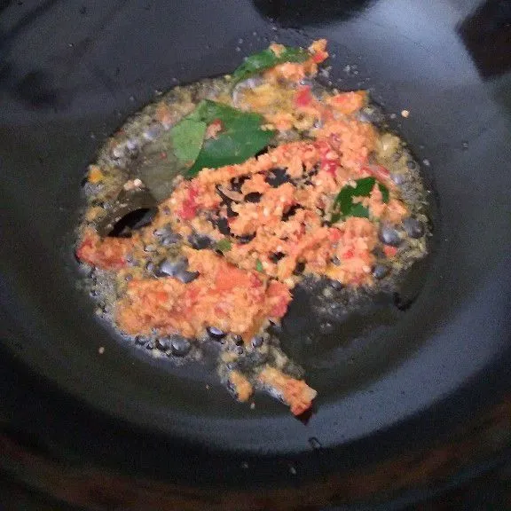 Haluskan cabe, bawang merah, bawang putih, kemiri. Tumis bumbu halus dan daun jeruk.
