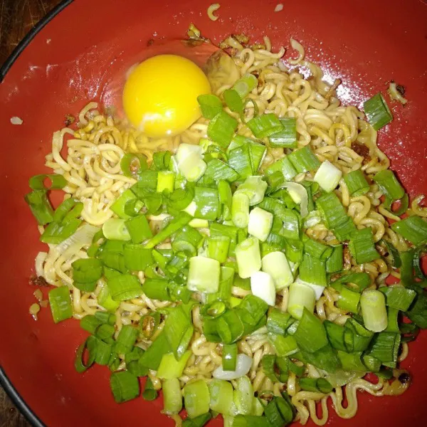 Kemudian tambahkan irisan daun bawang aduk sampai tercampur rata.