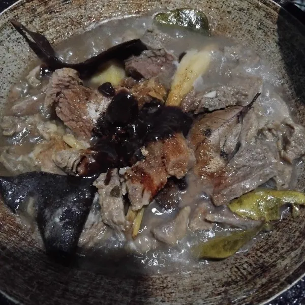 Bumbui garam,kaldu bubuk, gula merah, dan kecap manis, aduk rata.