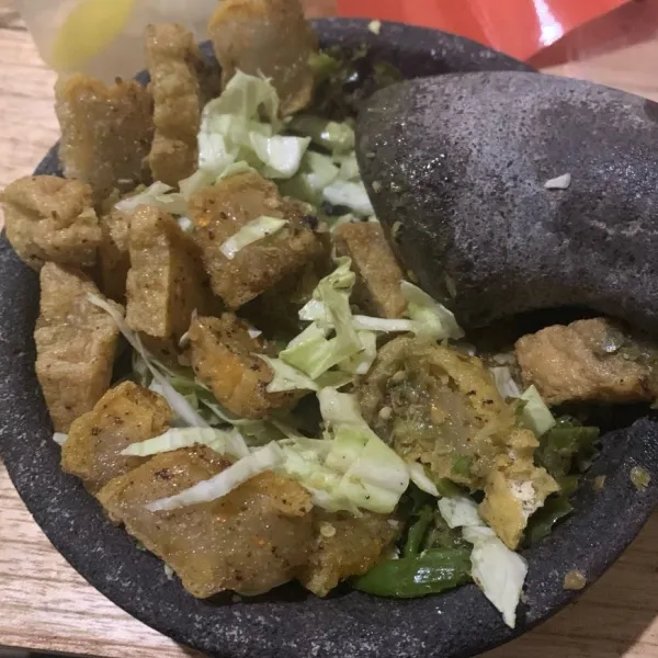 Haluskan cabe hijau, masukan jihu, dan beri potongan kol, aduk rata