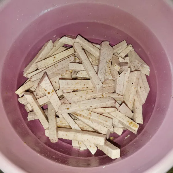 Kemudian aduk-aduk sampai tercampur rata, marinasi sekitar 30 menit.