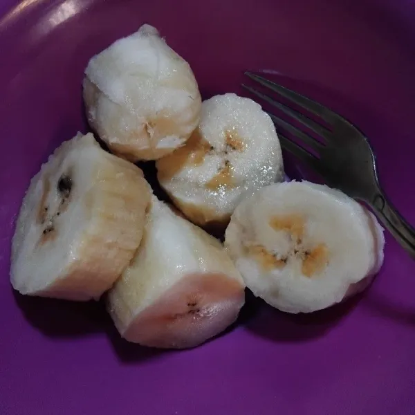 Kupas pisang, lalu haluskan pakai garpu.