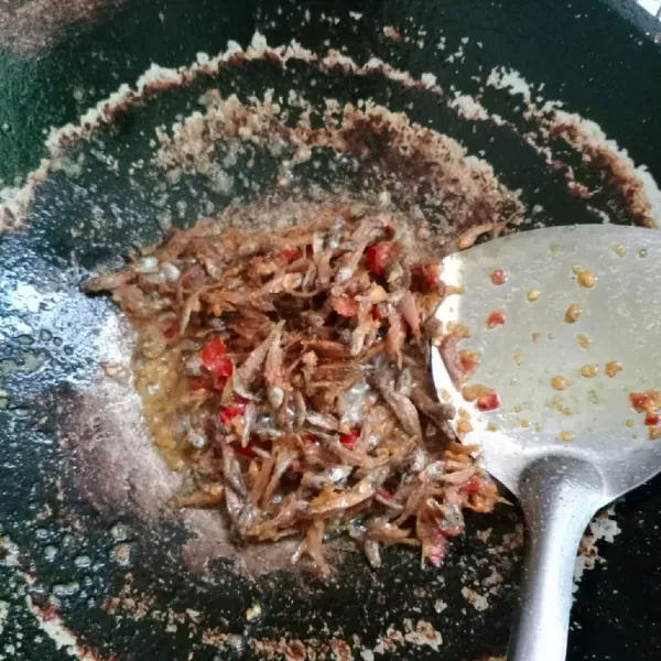 Kemudian masukkan teri goreng. Aduk sampai tercampur rata. Angkat dan sajikan.