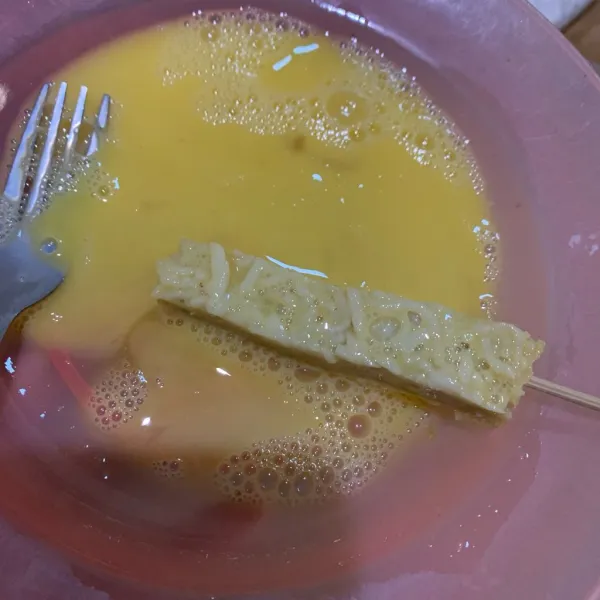 Kocok telur beri lada bubuk, lalu celupkan stik mie