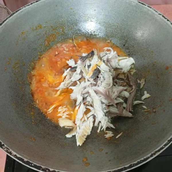 Masukkan tongkol suwir, aduk rata. Tambahkan air.